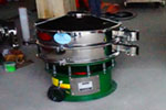 800型單層三次元振動篩，產量可達800kg/h。